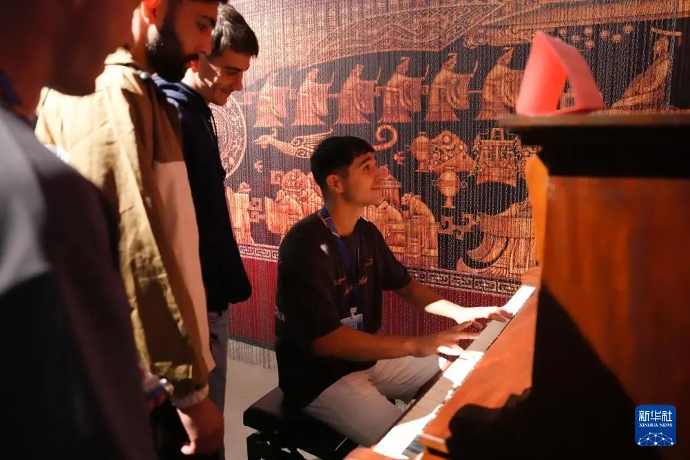 src, amp, img src, amp, img