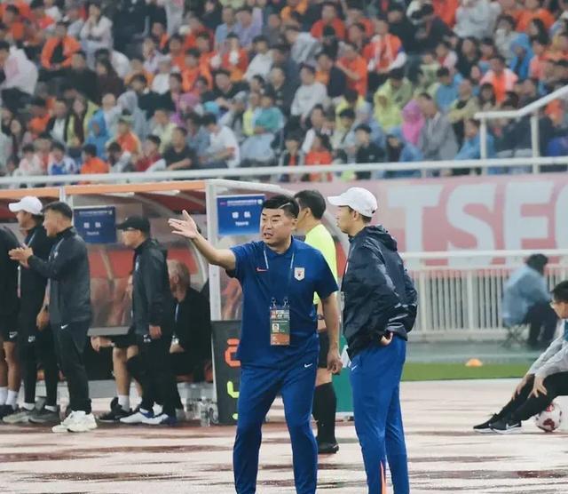 在主场打出, 蓉城队的球 在主场打出, 蓉城队的球